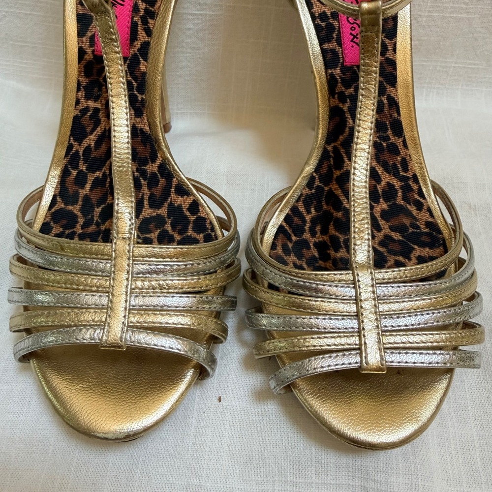 Betsey Johnson Stiletto Sandals 6M Gold Metallic T-Strap wedding formal gala - Picture 3 of 15